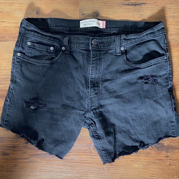 Slightly distressed Levi cut off jean shorts - Picture 5 of 6